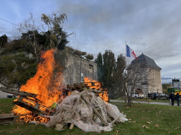 Les agriculteurs investissent les ronds-points du département