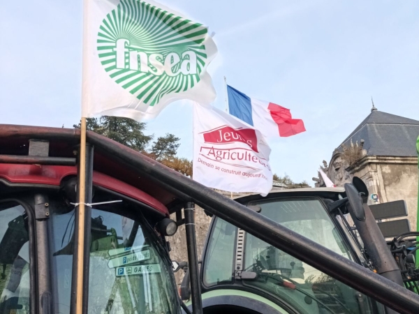 drapeaux FDSEA Jeunes agriculteur Isère manifestation tracteur