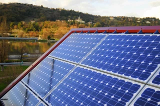 Photovoltaïque: le gouvernement facilite les projets sur les grandes toitures  