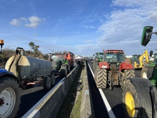 L’A7 bloquée, théâtre du malaise agricole