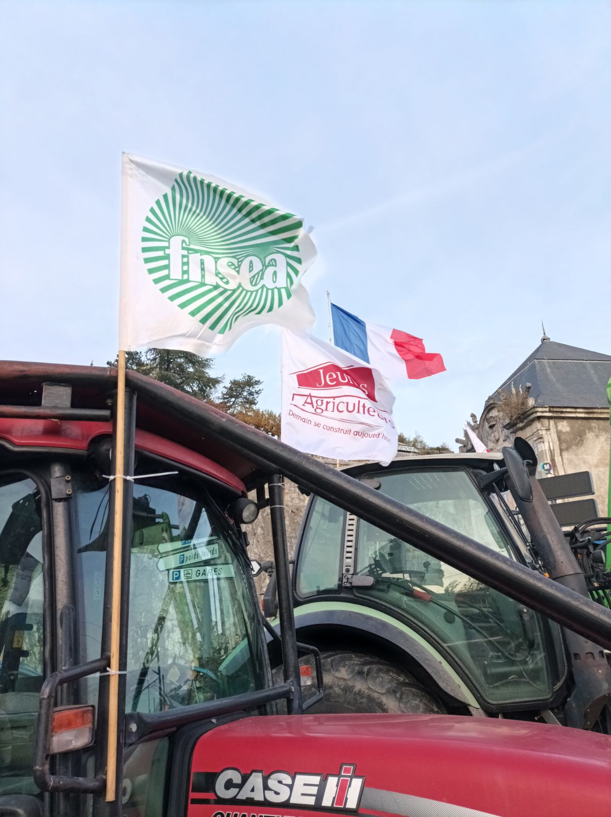 drapeaux FDSEA Jeunes agriculteur Isère manifestation tracteur