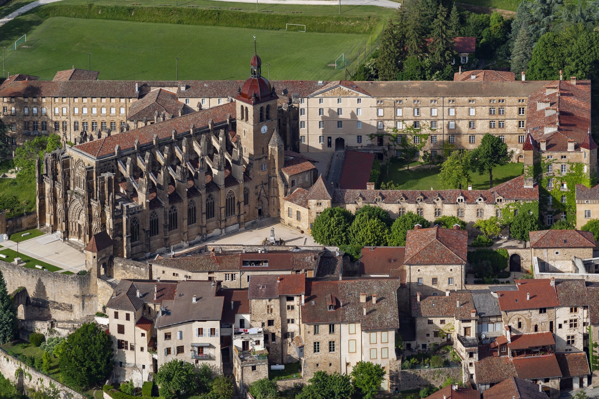 Saint-Antoine-l'Abbaye, un charme architectural