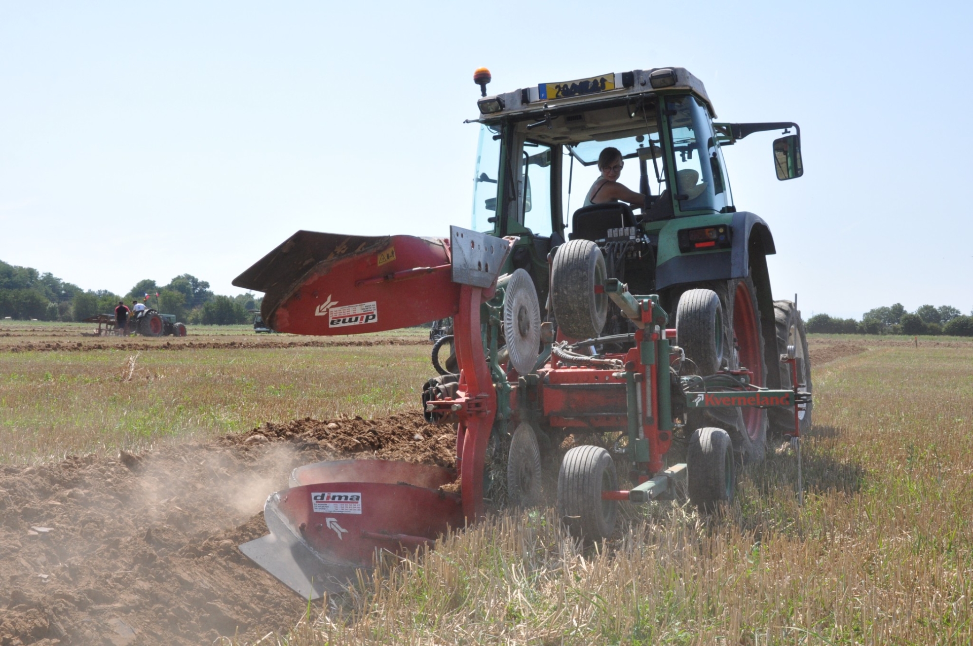 Soleil de plomb et socs d'acier pour la Finale de labour de Saint-Hilaire-de-la-côte